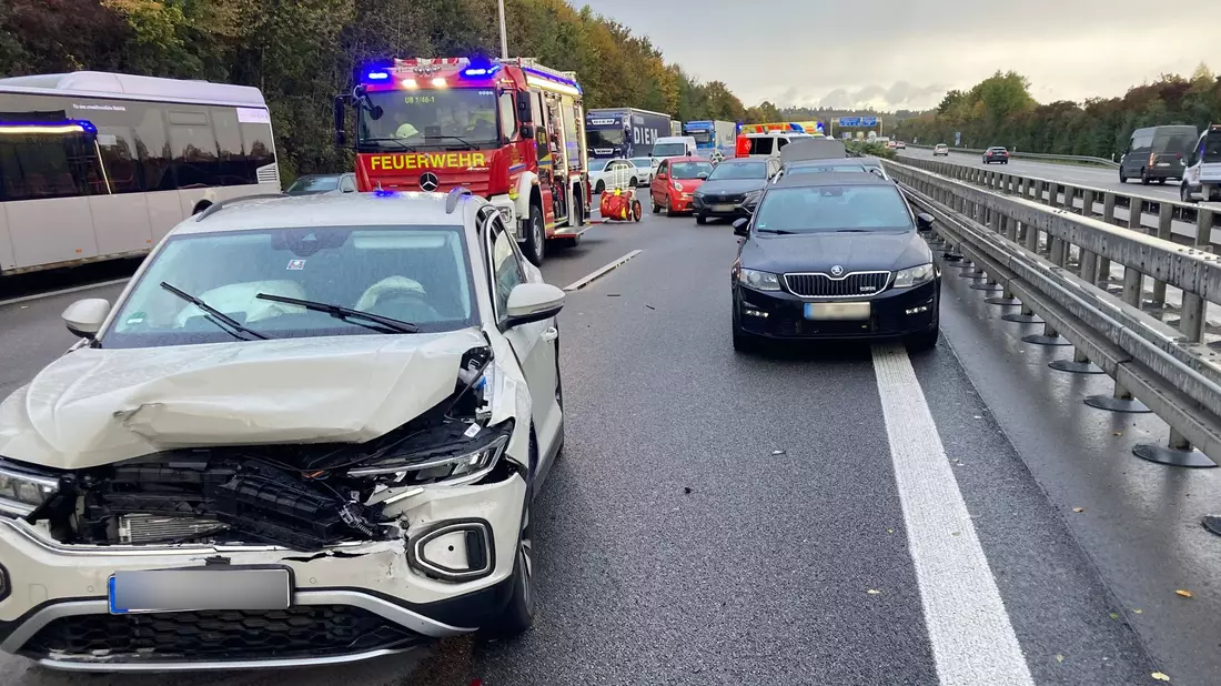 Auf der Autobahn 81 sind am Freitag 85 Fahrzeuge an 17 verschiedenen Unfallstellen aufeinander gefahren. - Bild: Jürgen Kümmerle/Heilbronner Stimme/dpa