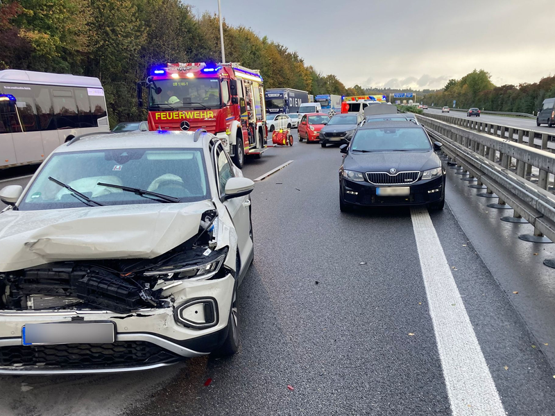 Am Freitagnachmittag fuhren auf der Autobahn 81 85 Fahrzeuge an 17 verschiedenen Unfallstellen aufeinander. - Foto: Jürgen Kümmerle/Heilbronner Stimme/dpa