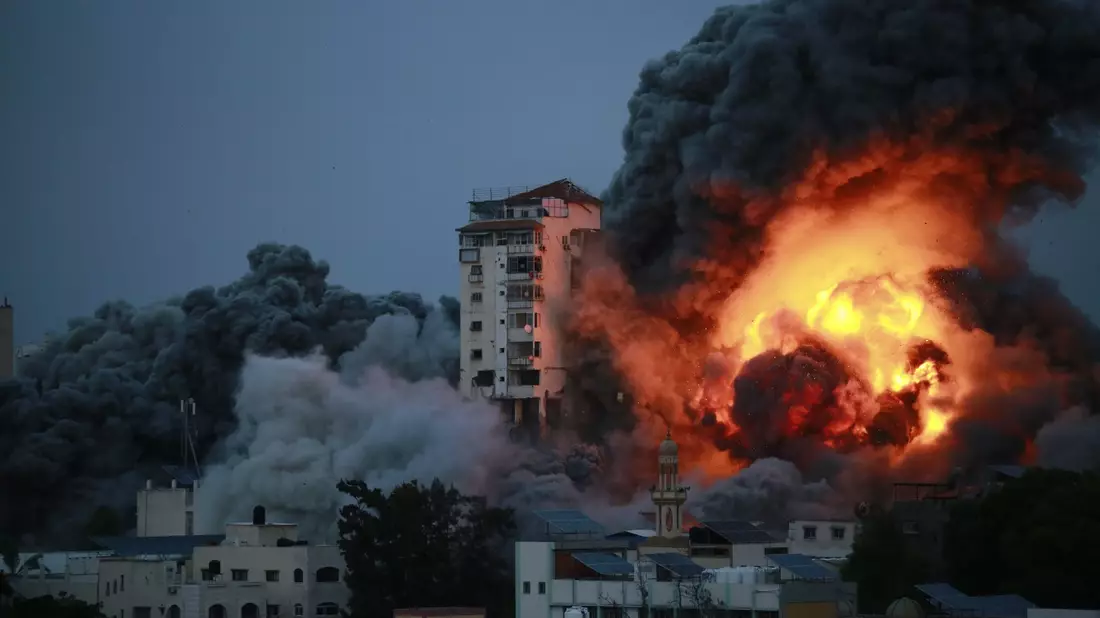 Rauch und Flammen steigen über Gaza-Stadt auf, nachdem israelische Streitkräfte ein Hochhaus angegriffen haben. - Bild: Bashar Taleb/APA Images via ZUMA Press Wire/dpa
