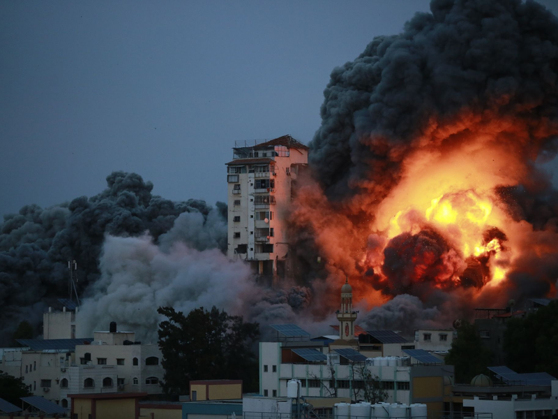 Rauch und Flammen steigen über Gaza-Stadt auf, nachdem israelische Streitkräfte ein Hochhaus angegriffen haben. - Foto: Bashar Taleb/APA Images via ZUMA Press Wire/dpa