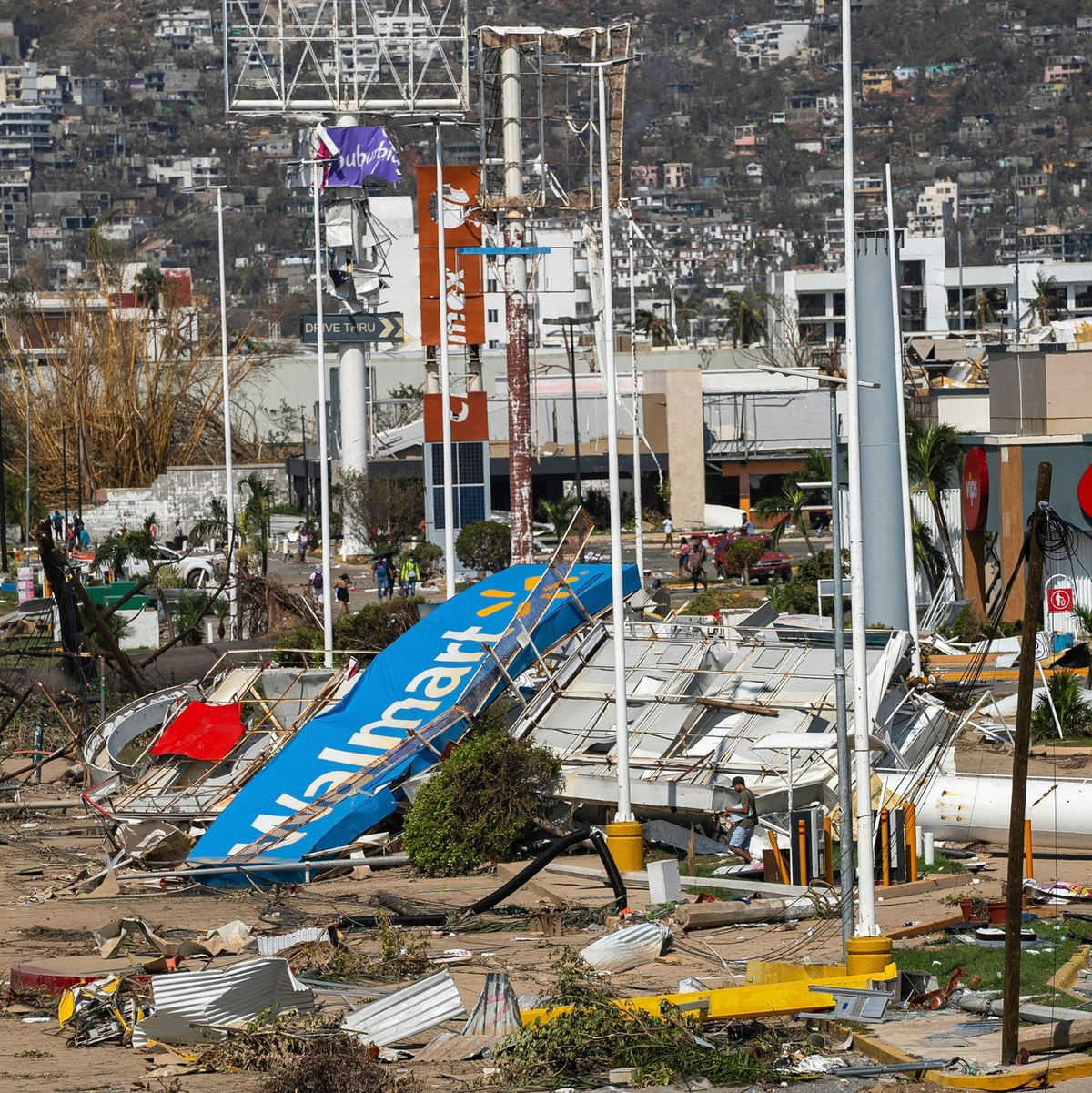 Trümmer säumen das Straßenbild. - Foto: Felix Marquez/AP/dpa