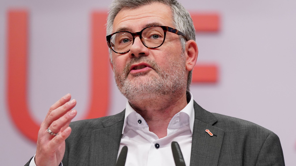 «Ich erhoffe mir jetzt nach den Wahlen Zeichen des gemeinsamen Aufbruchs und des Anpackens», sagt der Polen-Beauftragte der Bundesregierung, Dietmar Nietan. - Foto: Kay Nietfeld/dpa