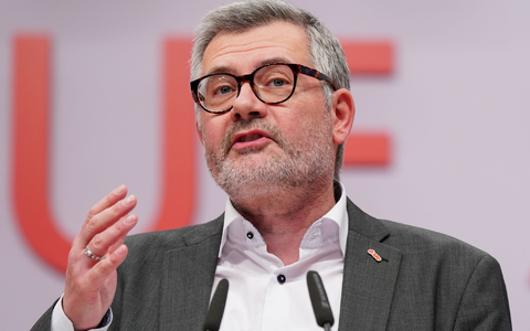 «Ich erhoffe mir jetzt nach den Wahlen Zeichen des gemeinsamen Aufbruchs und des Anpackens», sagt der Polen-Beauftragte der Bundesregierung, Dietmar Nietan. - Foto: Kay Nietfeld/dpa