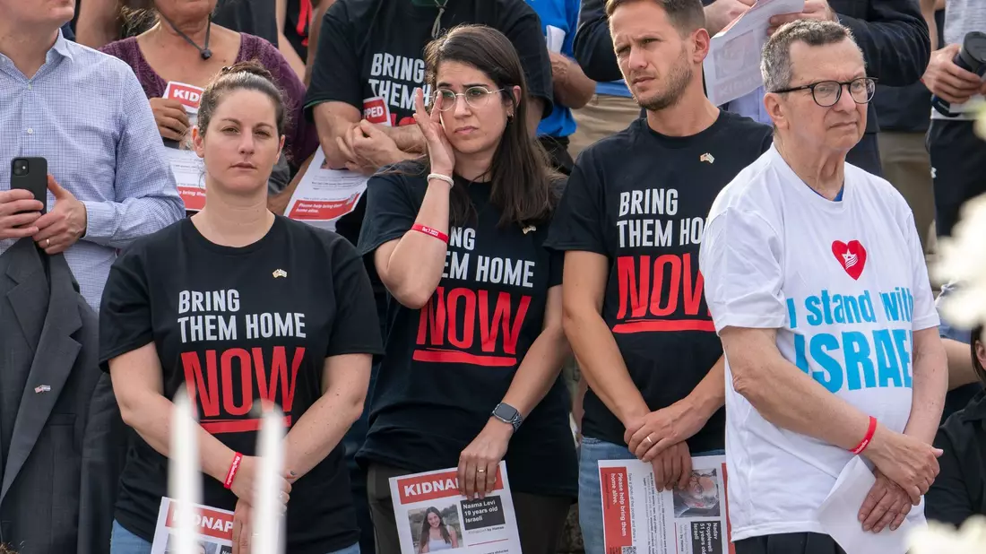 Menschen versammeln sich am Lincoln Memorial in Washington, um die Freilassung der von der Hamas in Gaza entführten Geiseln zu fordern. - Bild: J. Scott Applewhite/AP/dpa