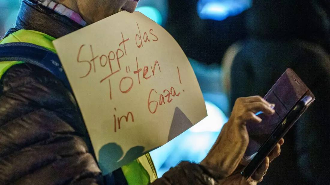 Eine pro-palästinensische Gruppe demonstriert in der Innenstadt von Frankfurt/Main. - Bild: Andreas Arnold/dpa