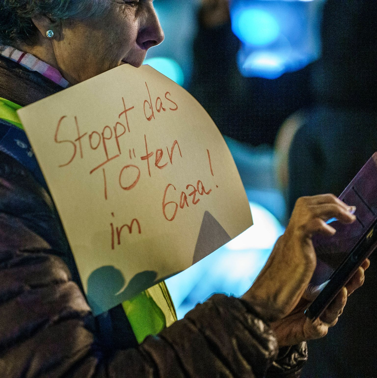 Eine pro-palästinensische Gruppe demonstriert in der Innenstadt von Frankfurt/Main. - Foto: Andreas Arnold/dpa