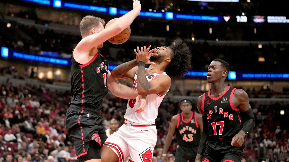 Basketball-Weltmeister Dennis Schröder (17, r) hat den zweiten Saisonsieg äußerst knapp verpasst. - Foto: Charles Rex Arbogast/AP/dpa