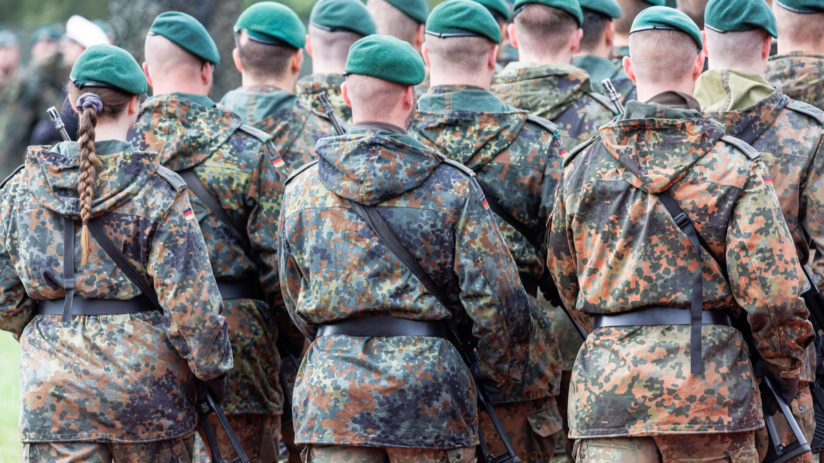 Soldaten der Bundeswehr im mecklenburgischen Hagenow. - Foto: Markus Scholz/dpa