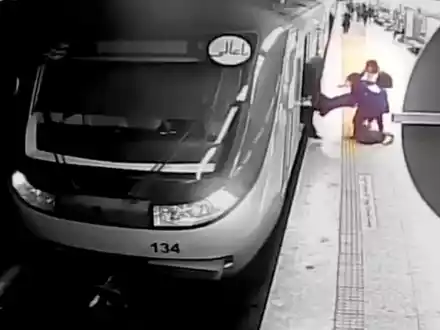 Auf diesem Videostandbild eines vom iranischen Staatsfernsehen ausgestrahlten Überwachungsvideos ziehen Frauen die 16-jährige Armita Garawand aus einem Waggon der Teheraner Metro. - Foto: Uncredited/Iranian state television/AP/dpa