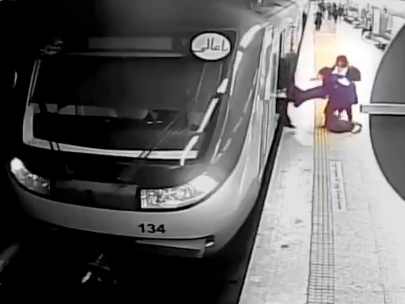 Auf diesem Videostandbild eines vom iranischen Staatsfernsehen ausgestrahlten Überwachungsvideos ziehen Frauen die 16-jährige Armita Garawand aus einem Waggon der Teheraner Metro. - Foto: Uncredited/Iranian state television/AP/dpa