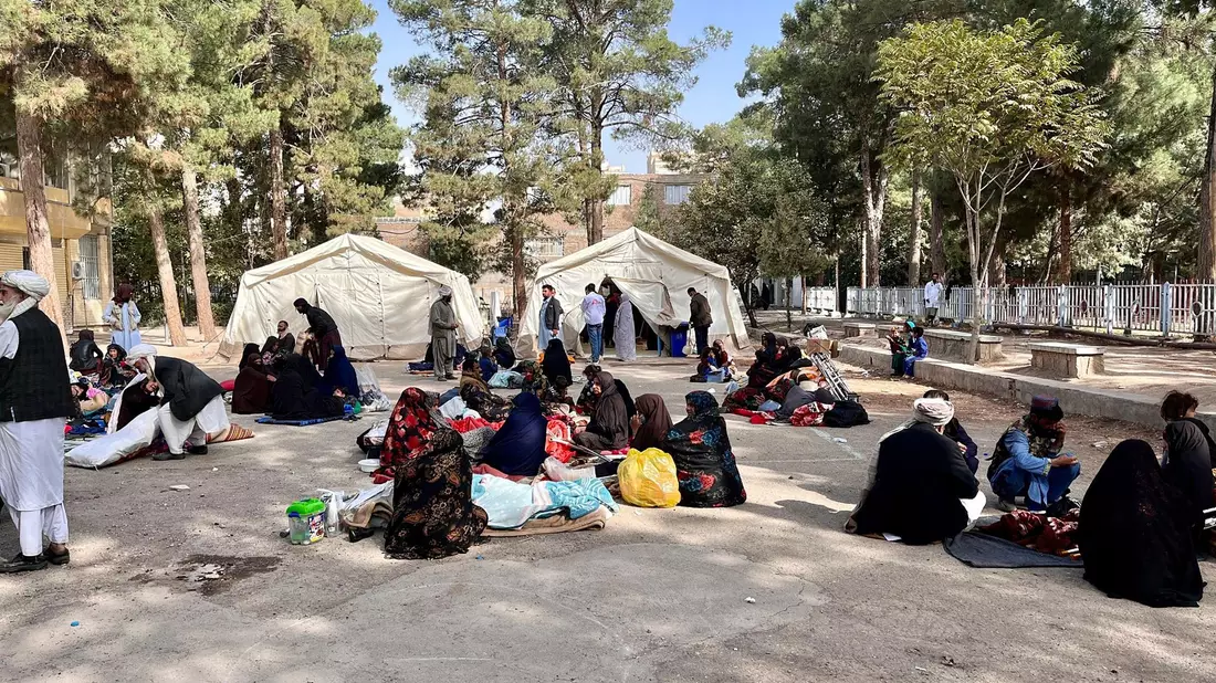 Verletzte werden nach dem starken Erdbeben am 15. Oktober in der Provinz Herat im Westen Afghanistans behandelt. (Archivbild) - Bild: Uncredited/MSF Afghanistan/AP/dpa