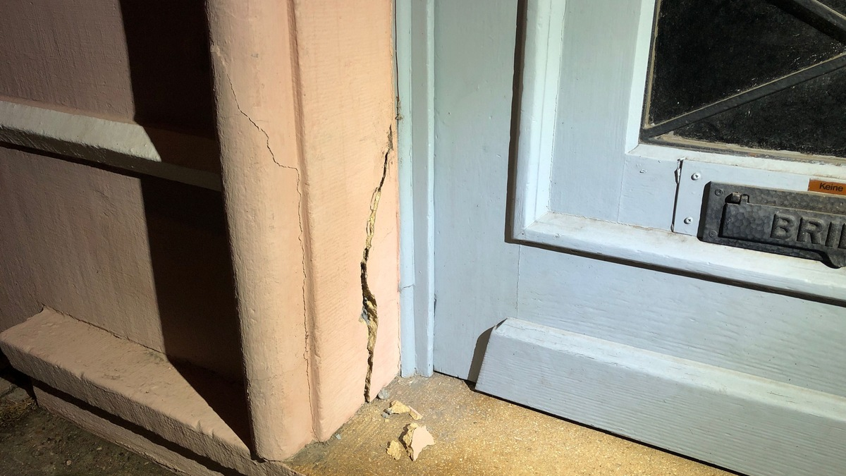 POL-PDPS: Sachbeschädigung am steinernen Türrahmen - Foto: presseportal.de