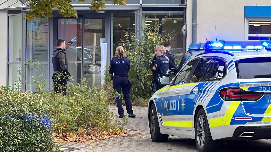 Polizisten stehen vor der kinder- und jugendpsychiatrischen Einrichtung, in der ein 14-Jähriger einen Siebenjährigen sowie ein 63-Jährigen angegriffen haben soll. - Bild: André Baumgarten/Mediengruppe Bayern /dpa
