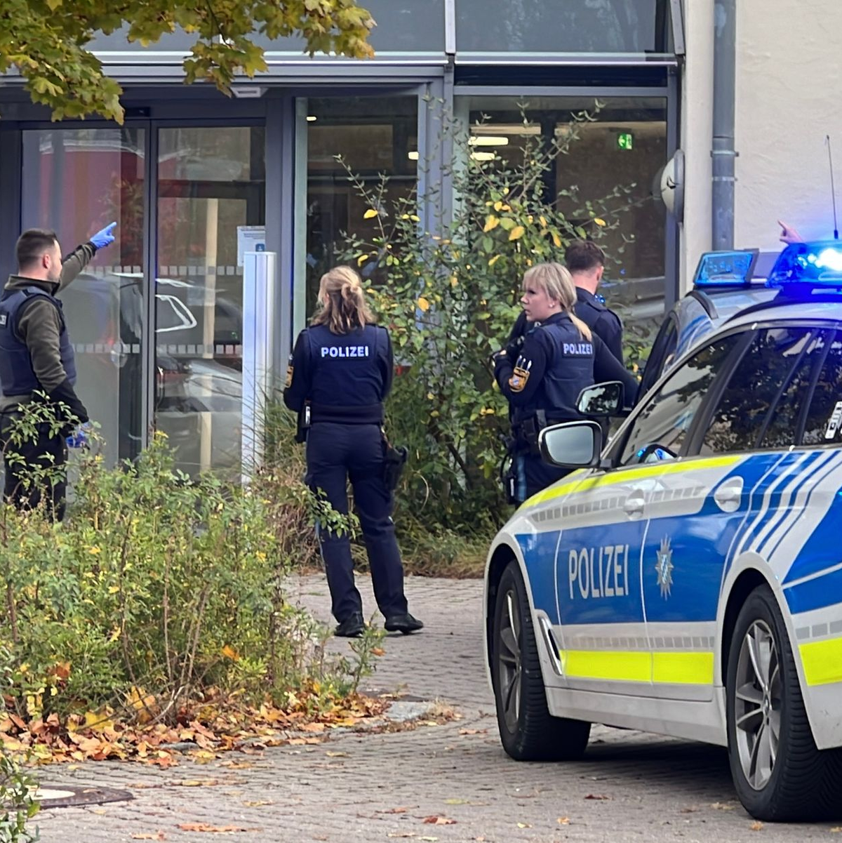Polizisten stehen vor der kinder- und jugendpsychiatrischen Einrichtung, in der ein 14-Jähriger einen Siebenjährigen sowie ein 63-Jährigen angegriffen haben soll. - Foto: André Baumgarten/Mediengruppe Bayern /dpa