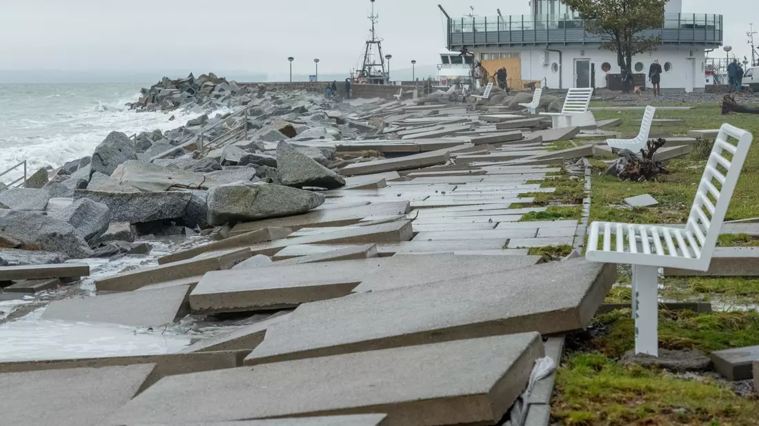 Gehwegplatten sind durch den Sturm an der Strandpromenade von Sassnitz weggeschwemmt worden. - Bild: Georg Moritz/dpa