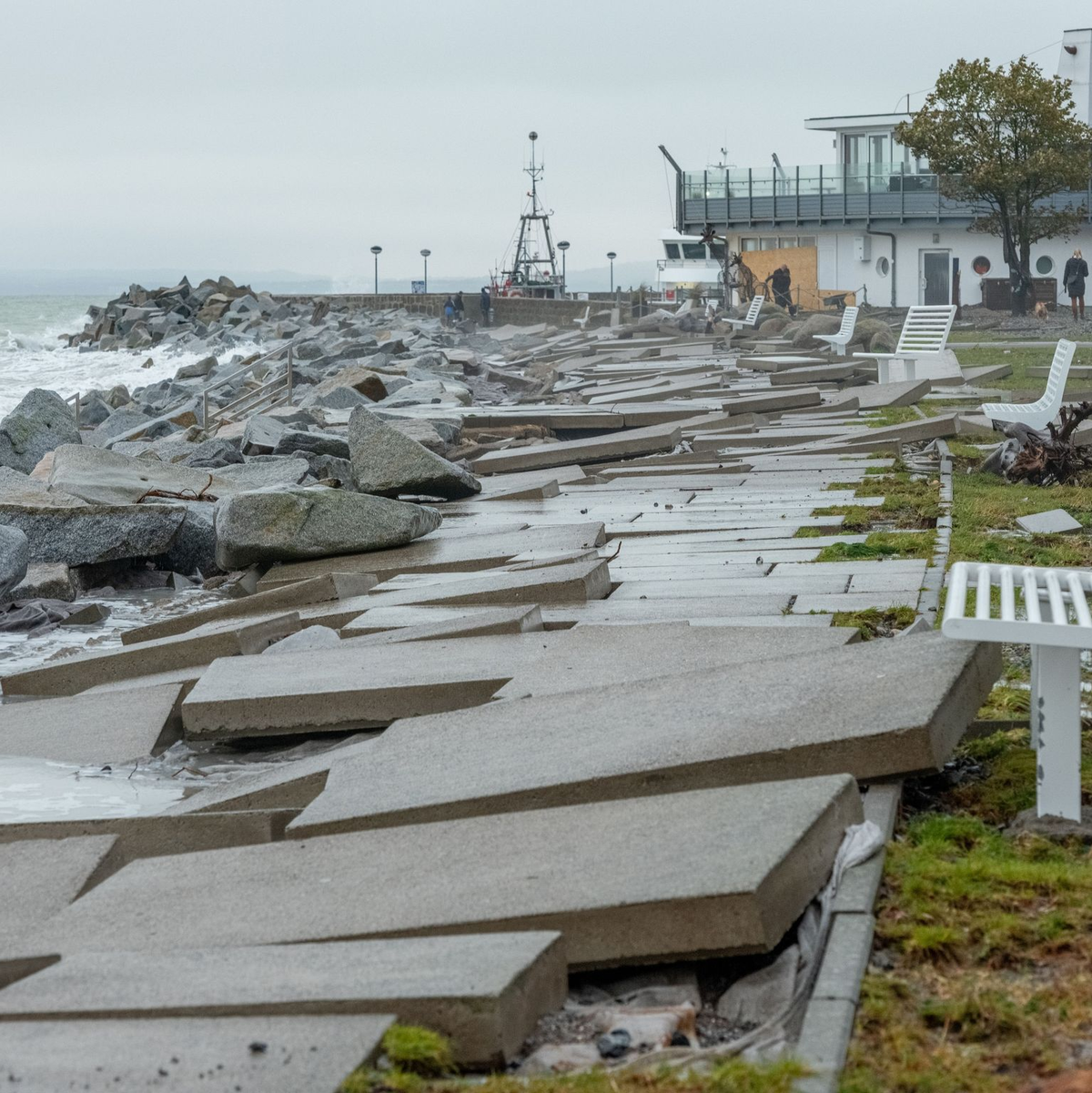 Gehwegplatten sind durch den Sturm an der Strandpromenade von Sassnitz weggeschwemmt worden. - Foto: Georg Moritz/dpa