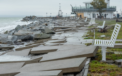 Gehwegplatten sind durch den Sturm an der Strandpromenade von Sassnitz weggeschwemmt worden. - Foto: Georg Moritz/dpa