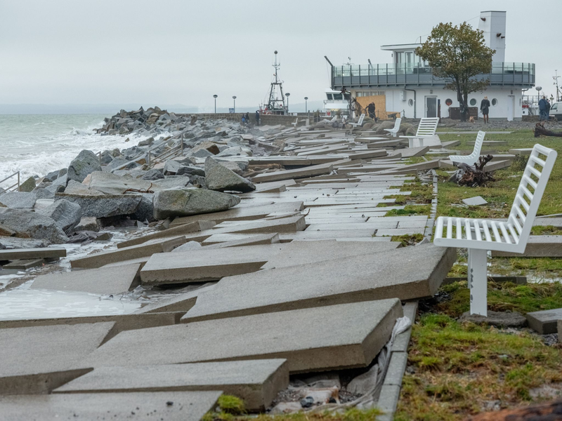 Gehwegplatten sind durch den Sturm an der Strandpromenade von Sassnitz weggeschwemmt worden. - Foto: Georg Moritz/dpa