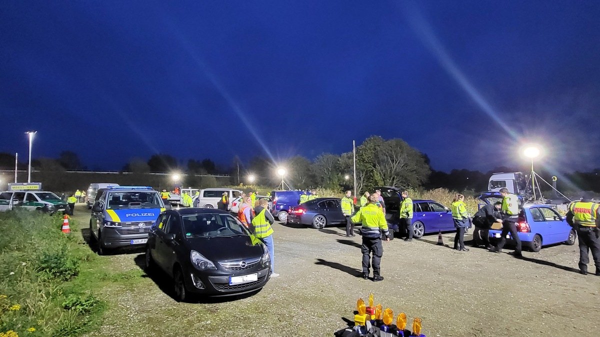 POL-CUX: Großkontrolle auf der B437 am Wesertunnel (Lichtbilder in der Anlage) - Foto: presseportal.de