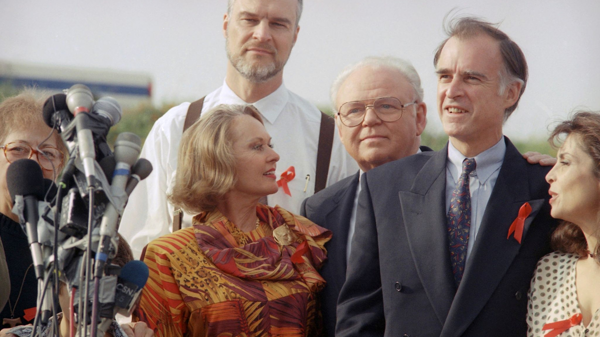 Richard Moll steht im April 1992 hinter dem damalign demokratischen Präsidentschaftskandidaten Jerry Brown, (2.v.r). - Foto: Chris Martinez/AP/Archiv