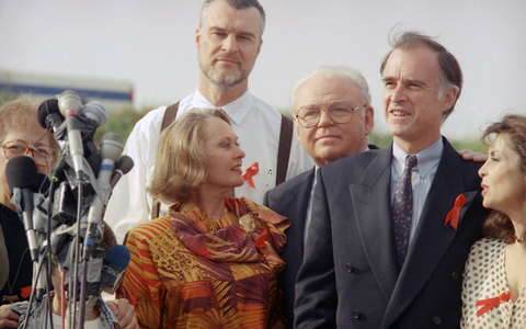 Richard Moll steht im April 1992 hinter dem damalign demokratischen Präsidentschaftskandidaten Jerry Brown, (2.v.r). - Foto: Chris Martinez/AP/Archiv Richard Moll steht im April 1992 hinter dem damalign demokratischen Präsidentschaftskandidaten Jerry Brown, (2.v.r). - Foto: Chris Martinez/AP/Archiv