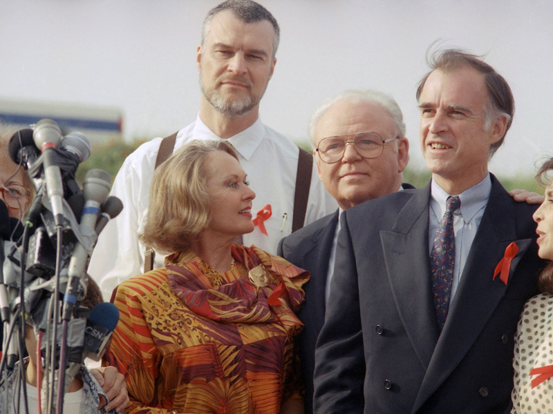 Richard Moll steht im April 1992 hinter dem damalign demokratischen Präsidentschaftskandidaten Jerry Brown, (2.v.r). - Foto: Chris Martinez/AP/Archiv