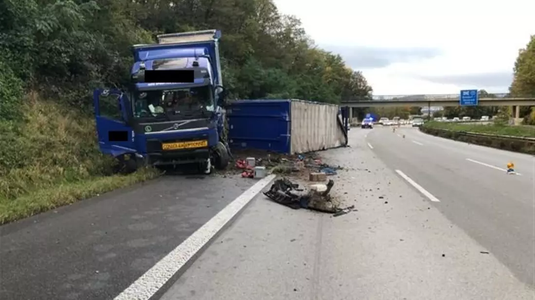 POL-VDKO: Alleinbeteiligter Gliederzug verunfallt im Seitenstreifen und kommt auf der Fahrbahn zum Liegen - Bild: presseportal.de