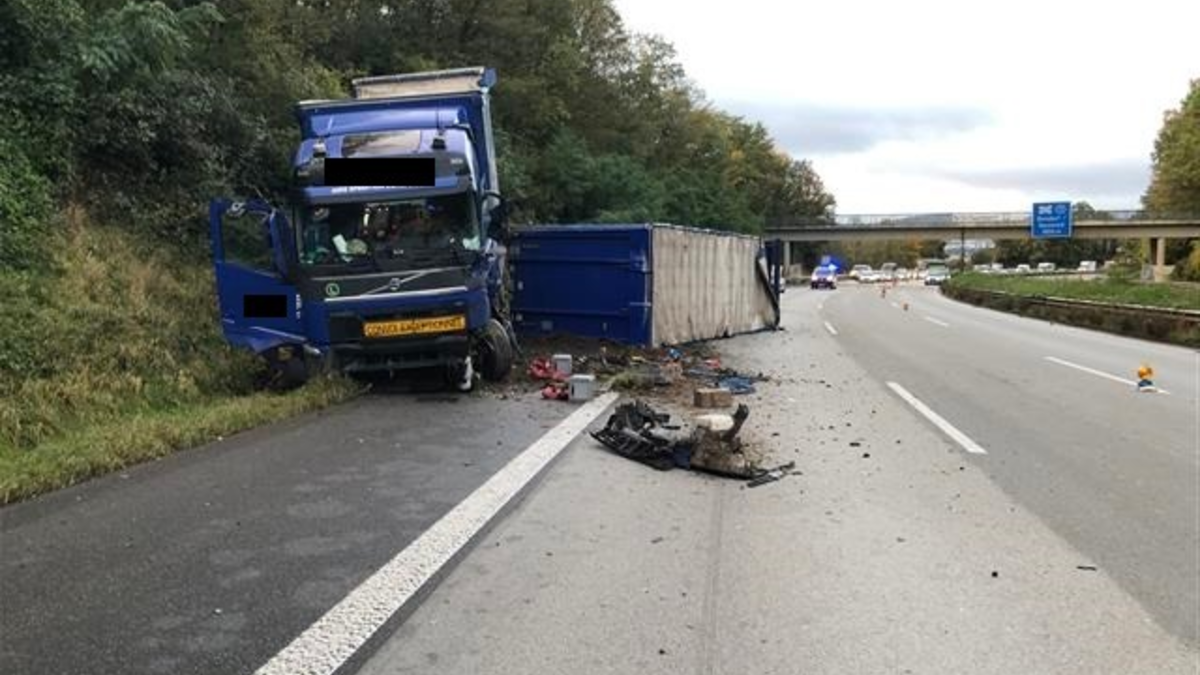 POL-VDKO: Alleinbeteiligter Gliederzug verunfallt im Seitenstreifen und kommt auf der Fahrbahn zum Liegen - Foto: presseportal.de