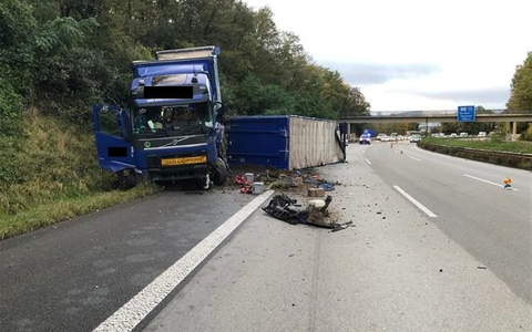 POL-VDKO: Alleinbeteiligter Gliederzug verunfallt im Seitenstreifen und kommt auf der Fahrbahn zum Liegen - Foto: presseportal.de