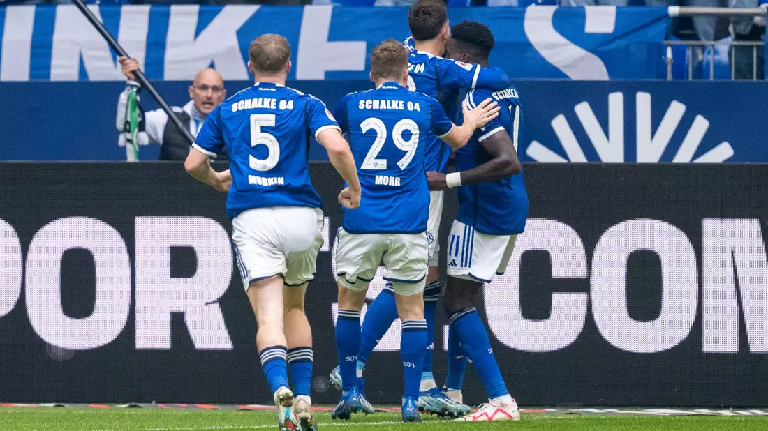 Die krisengeplagten Schalker konnten sich gegen Hannover über den dritten Saisonsieg freuen. - Bild: David Inderlied/dpa