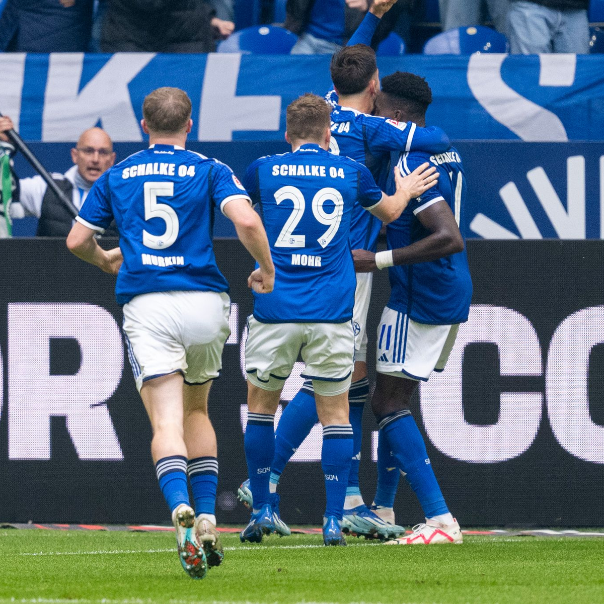 Die krisengeplagten Schalker konnten sich gegen Hannover über den dritten Saisonsieg freuen. - Foto: David Inderlied/dpa