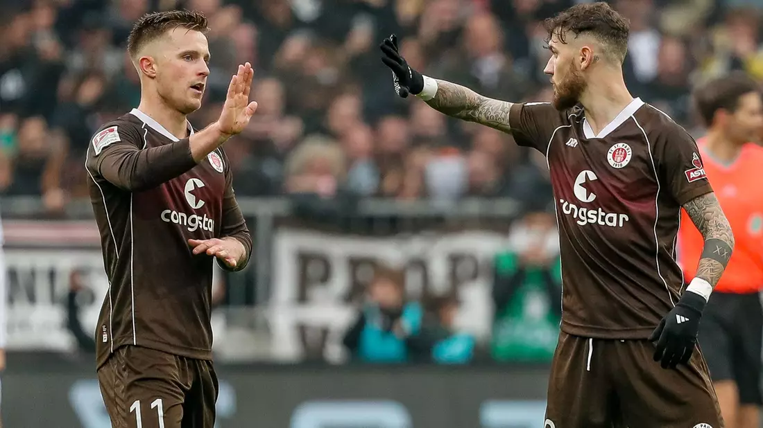 Johannes Eggestein (l) sorgte beim Pauli-Sieg gegen den KSC für den zwischenzeitlichen Ausgleich. - Bild: Axel Heimken/dpa
