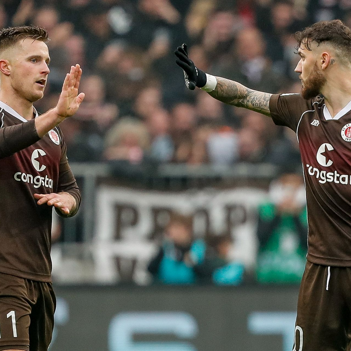 Johannes Eggestein (l) sorgte beim Pauli-Sieg gegen den KSC für den zwischenzeitlichen Ausgleich. - Foto: Axel Heimken/dpa