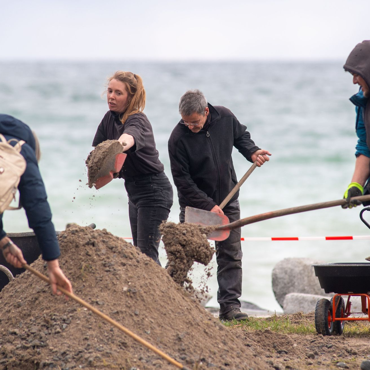 Hunderte Freiwillige beseitigen auf Rügen an der Promenade in Sassnitz die Hinterlassenschaften der schweren Ostsee-Sturmflut. - Foto: Stefan Sauer/dpa
