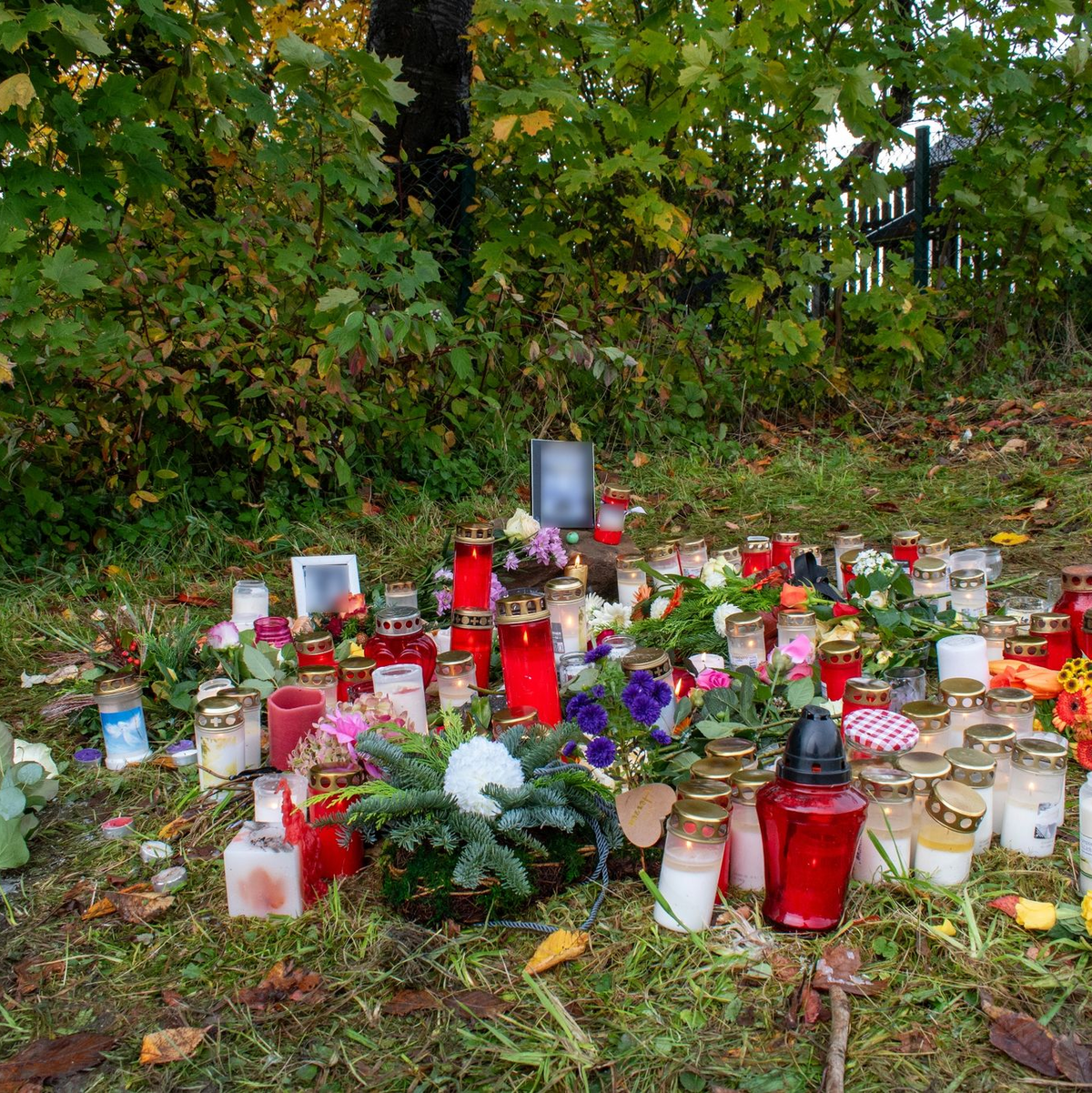Blumen und Kerzen im Gedenken an einen Obdachlosen. Er wurde mit Messerstichen getötet. - Foto: Sebastian Vogt/Stadt Horn-Bad Meinberg/dpa