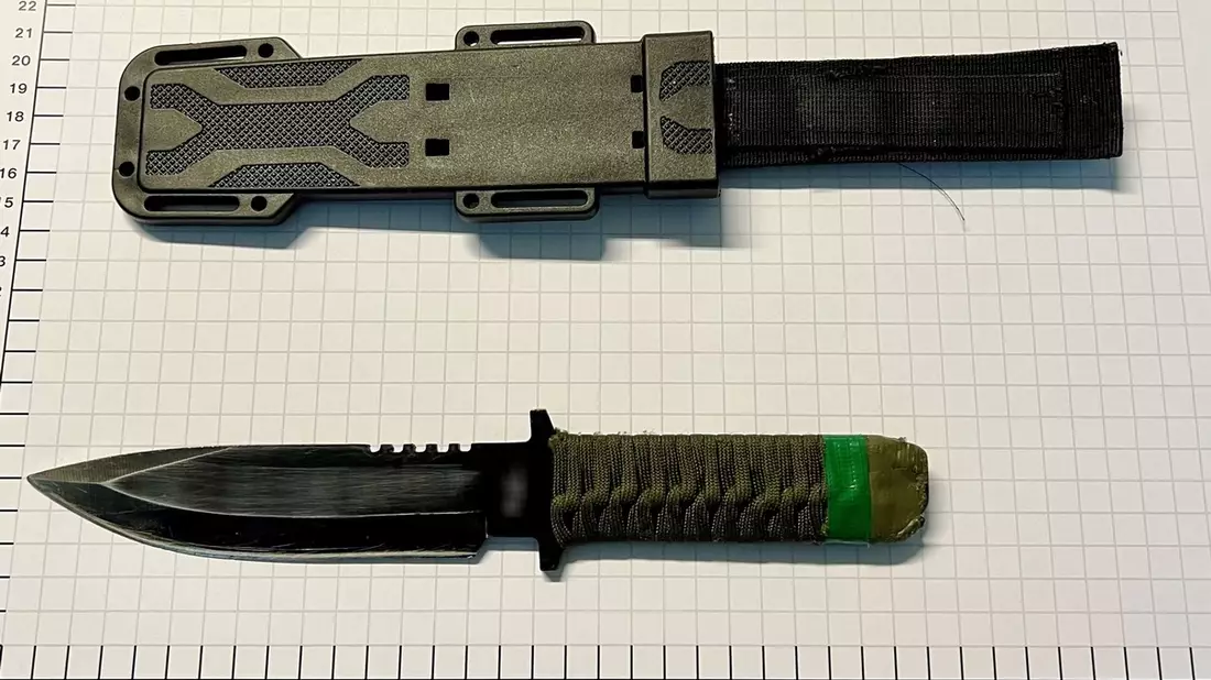 BPOL NRW: Bundespolizei stellt mehrere Messer bei Gesuchtem sicher - Bild: presseportal.de