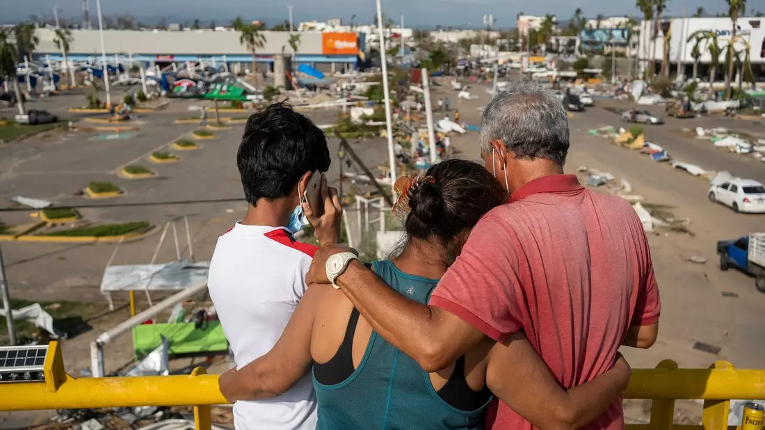 Anwohner betrachten die durch den Hurrikan «Otis» verursachten Schäden im mexikanischen Acapulco. - Bild: Felix Marquez/AP/dpa