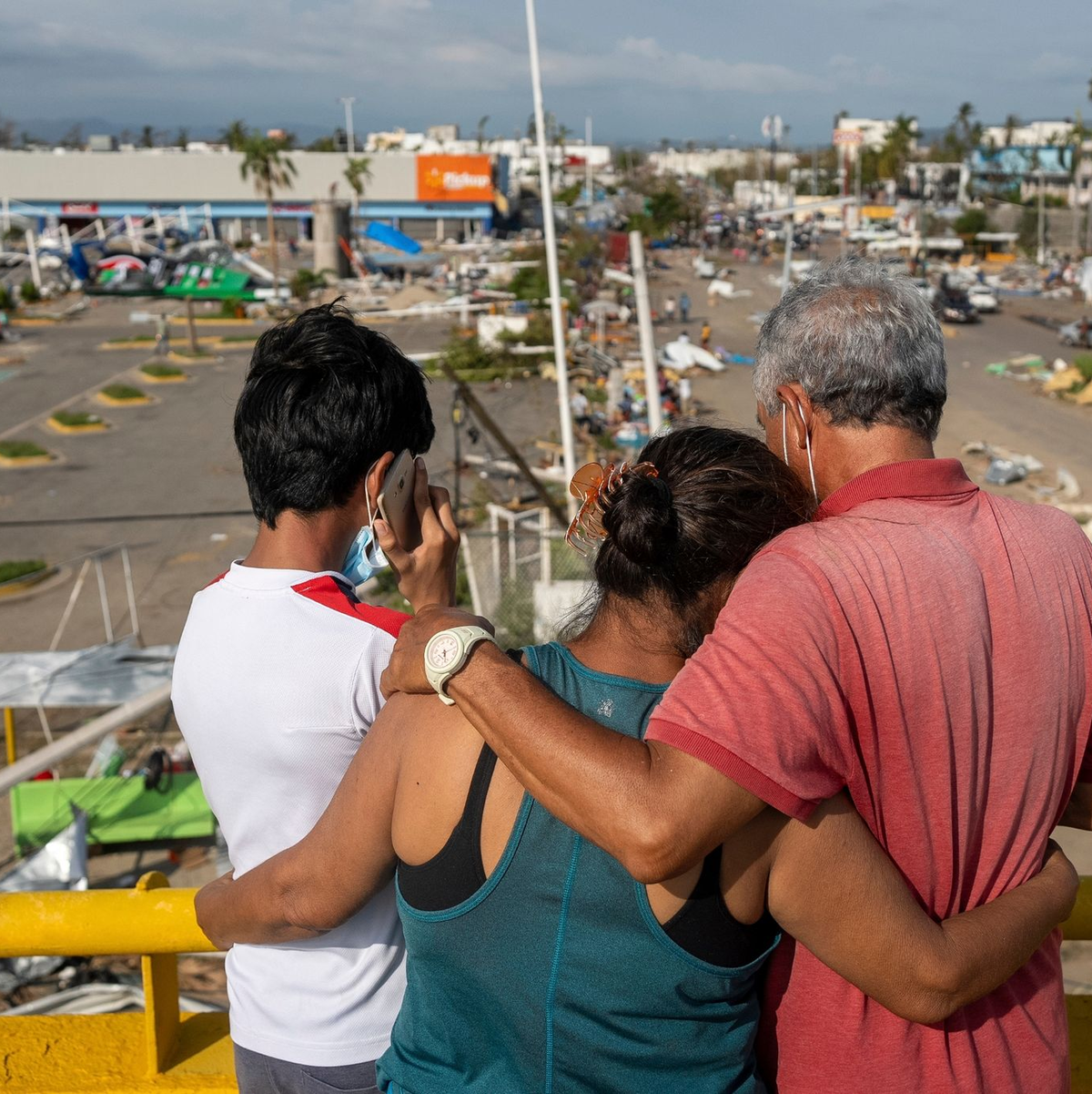 Anwohner betrachten die Schäden, die durch den Hurrikan «Otis» verursacht worden sind. - Foto: Felix Marquez/AP/dpa