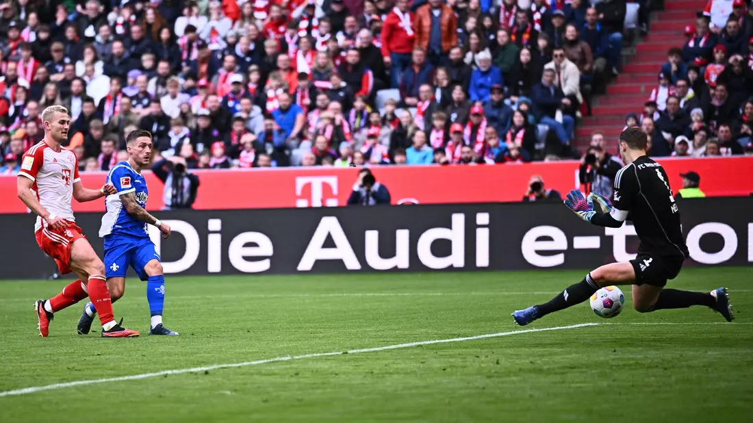 Zurück im Bayern-Tor: Manuel Neuer (r) pariert einen Schuss von Darmstadts Marvin Mehlem. - Bild: Tom Weller/dpa