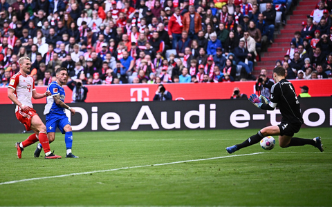 Zurück im Bayern-Tor: Manuel Neuer (r) pariert einen Schuss von Darmstadts Marvin Mehlem. - Foto: Tom Weller/dpa