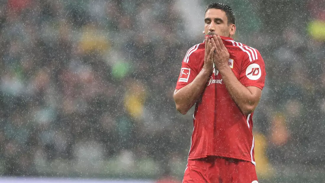 Unions Rani Khedira musste im Spiel gegen Werder nach einer Roten Karte vom Platz. - Bild: dpa