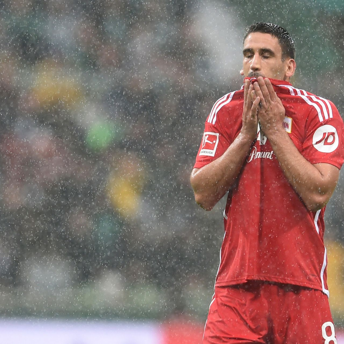 Unions Rani Khedira musste im Spiel gegen Werder nach einer Roten Karte vom Platz. - Foto: dpa