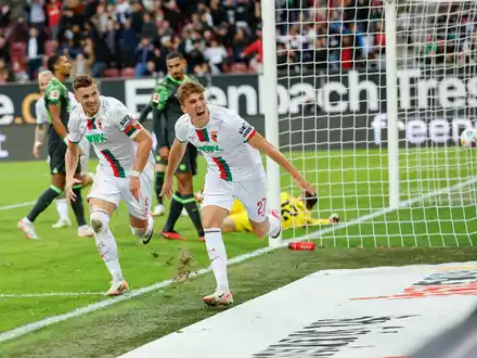 Arne Engels (r) schoss Augsburg zum Sieg gegen Wolfsburg. - Foto: Daniel Löb/dpa