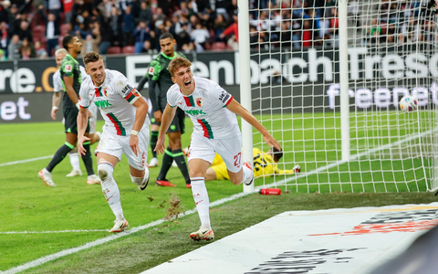 Arne Engels (r) schoss Augsburg zum Sieg gegen Wolfsburg. - Foto: Daniel Löb/dpa