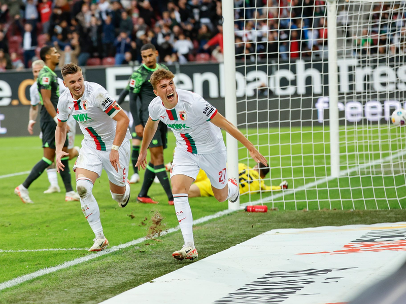 Arne Engels (r) schoss Augsburg zum Sieg gegen Wolfsburg. - Foto: Daniel Löb/dpa