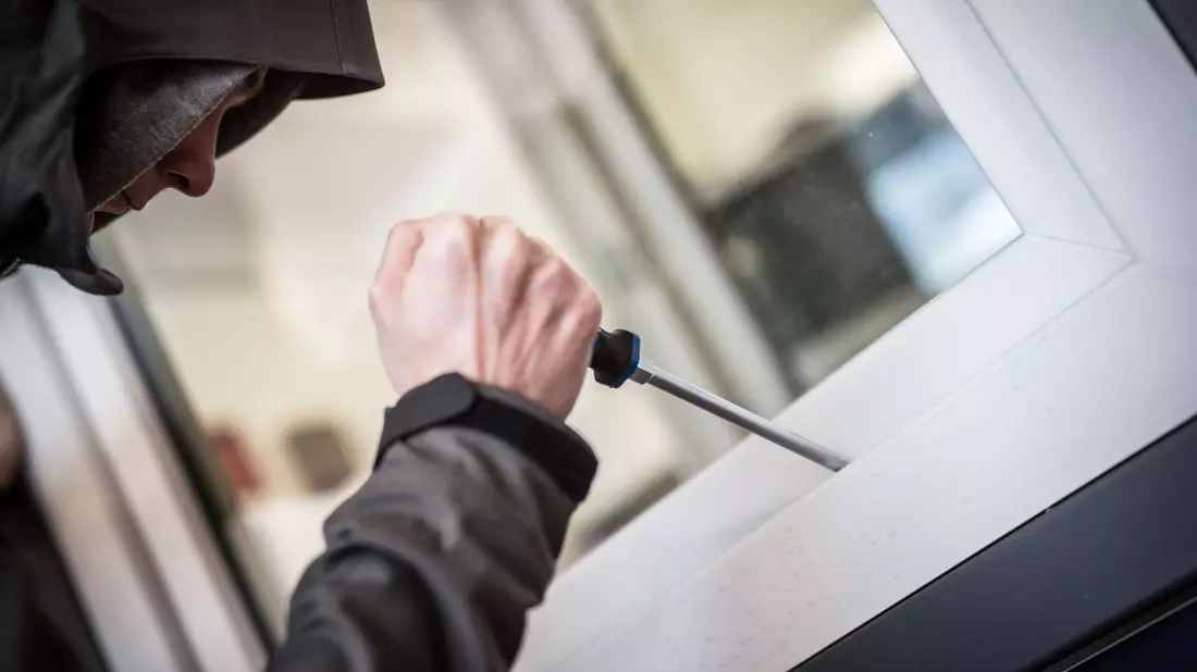Ein Mann demonstriert in einer polizeilichen Beratungsstelle, wie Einbrecher Fenster aufhebeln. (Illustration) - Bild: Frank Rumpenhorst/dpa