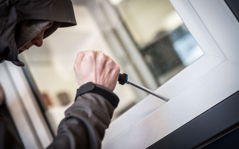 Ein Mann demonstriert in einer polizeilichen Beratungsstelle, wie Einbrecher Fenster aufhebeln. (Illustration) - Foto: Frank Rumpenhorst/dpa
