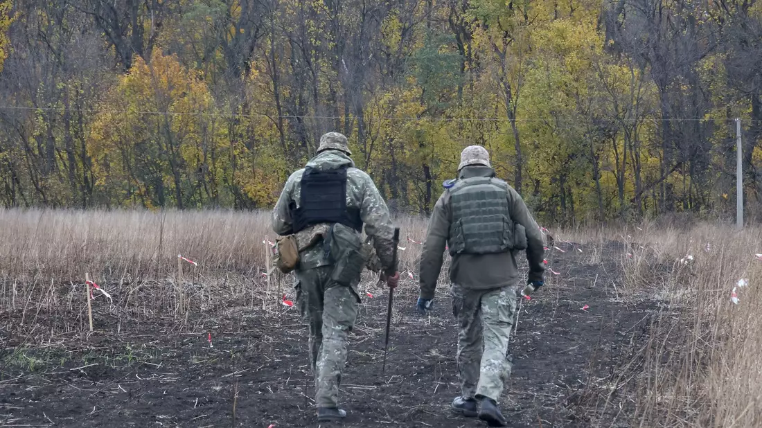 Soldaten der Kampfmittelabwehr der Ukraine führen Entminungsarbeiten in der Region Charkiw im Nordosten der Ukraine durch. - Bild: -/Ukrinform/dpa