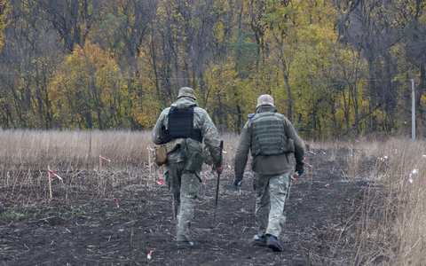 Soldaten der Kampfmittelabwehr der Ukraine führen Entminungsarbeiten in der Region Charkiw im Nordosten der Ukraine durch. - Foto: -/Ukrinform/dpa