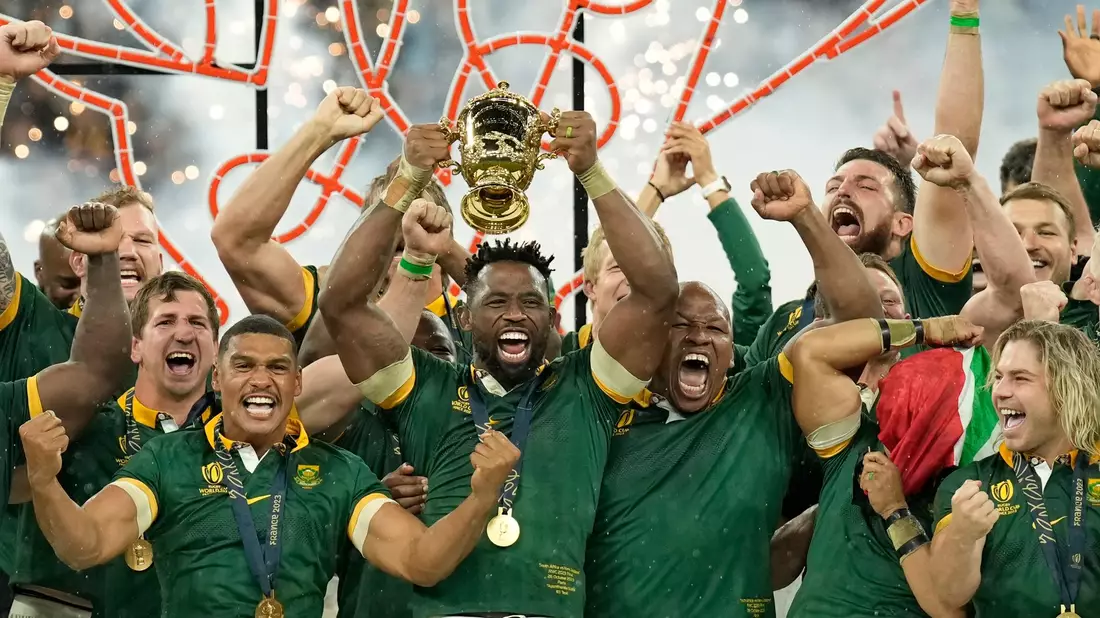 Südafrikas Siya Kolisi hebt den Pokal in die Höhe. - Bild: Christophe Ena/AP